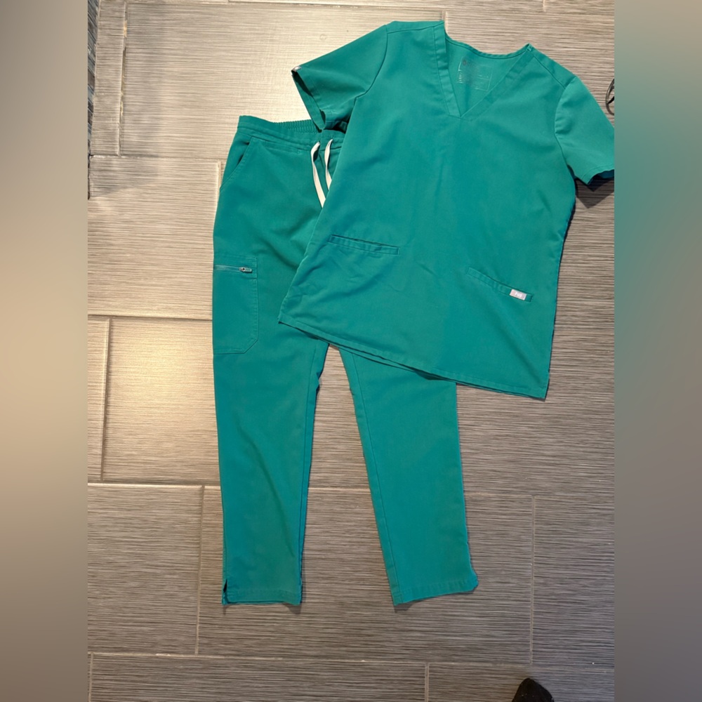 FIGS SCRUB SET IN GREEN